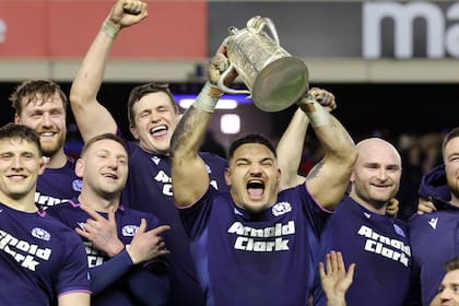 El escocés Sione Tuipulotu levanta la Calcutta Cup y lo celebra junto a sus compañeros tras la victoria ante Inglaterra en Edimburgo; un duelo aparte en el Seis Naciones