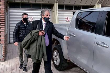 El escribano enviado por el Gobierno, Carlos Gaitán, a la salida de las oficinas en Avellaneda