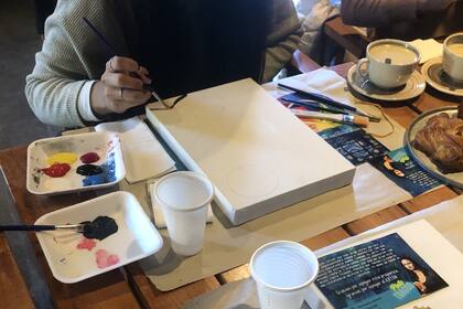 Él escribía y ella pintaba o dibujaba; se sentaban juntos a leer en silencio o dejaban que las horas abracen la madrugada, perdidos en charlas filosóficas, escuchando a Sabina y soñando despiertos...