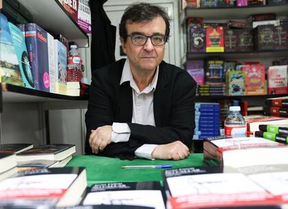 El escritor durante la firma de ejemplares en la Feria del Libro de Madrid 2023