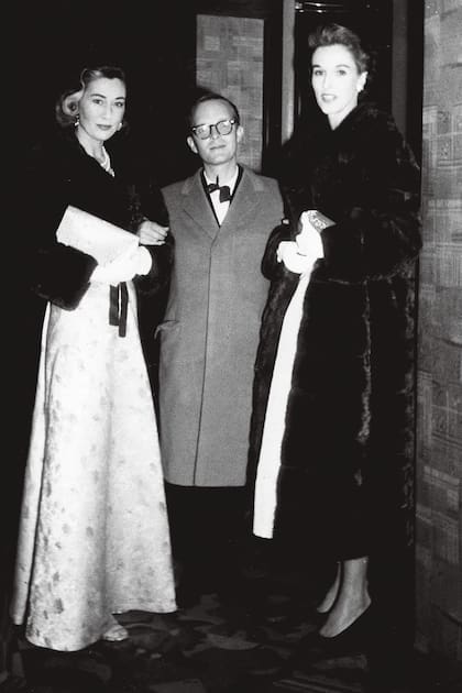 El escritor entre las socialités Jean Murray Vanderbilt y Babe Paley, en 1957. Barbara Paley era la favorita de Capote y el cisne más deslumbrante de todos. En “La Côte Basque, 1965” la rebautizó como Cleo Dillon. 
