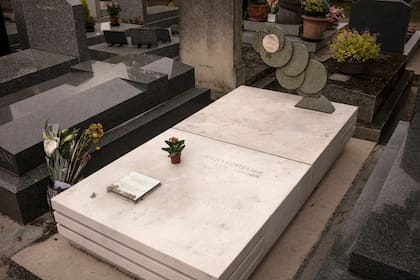 El escritor falleció el 12 de febrero de 1984, a los 69 años de edad, y fue enterrado en Francia en el cementerio de Montparnasse