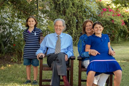 El escritor Héctor Cincotta, su esposa María Luisa y sus dos nietos, Alessandro y Sofía