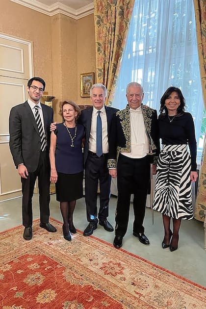 El escritor junto a su ex mujer y prima, Patricia Llosa, su hijo mayor, Álvaro, la pareja de él, Nada Chedid Ziade, y su nieto Leandro.