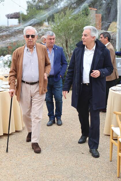 El escritor llegó acompañado por su hijo Álvaro.