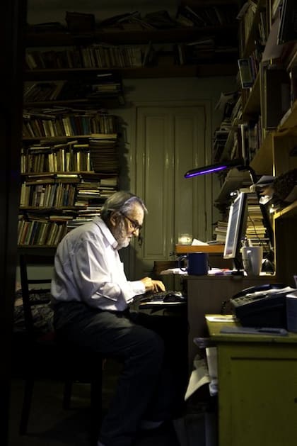 El escritor Osvaldo Bayer en su casa de Belgrano, por Rafael Calviño