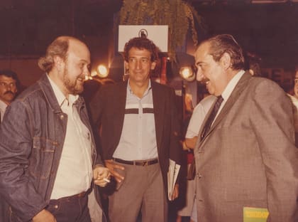 El escritor Osvaldo Soriano y el candidato presidencial Raúl Alfonsín en el Centro Municipal de Exposiciones, en 1983