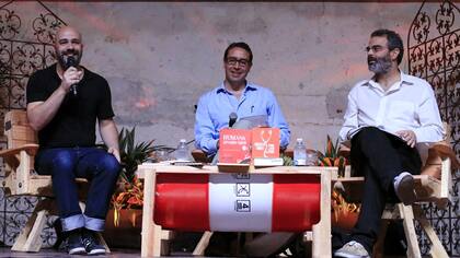 El escritor portugués Alfonso Cruz, el traductor colombiano Jerónimo Pizarro y el escritor angoleño Gonçalo Tavares en la undécima edición colombiana del Hay Festival en Cartagena