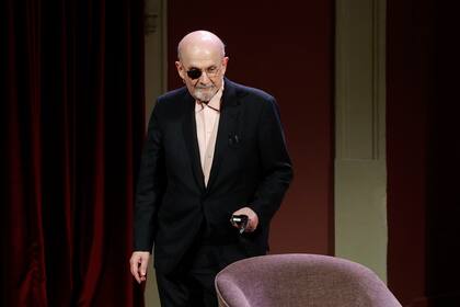 El escritor Salman Rushdie en su arribo al evento "Los Desayunos del Ateneo", esta mañana en Madrid, para presentar "Cuchillo: Meditaciones tras un intento de asesinato"