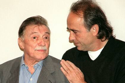El escritor Mario Benedetti y el cantante Joan Manuel Serrat durante una reunión de artistas que le rindió homenaje al uruguayo en la Casa de América en Madrid, en 2000