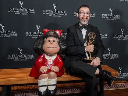 El escritor y director Otto Baxter posa para la foto con su premio por el documental Otto Baxter: Not a Fucking Horror Story