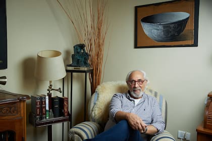 El escritor y filósofo Santiago Kovadloff en su hogar