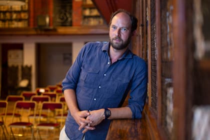 El escritor y periodista francés reivindica a los pensadores liberales del siglo XIX, cuestiona el sistema actual y dice que, en su país, los extremos políticos "están destruyendo la democracia"