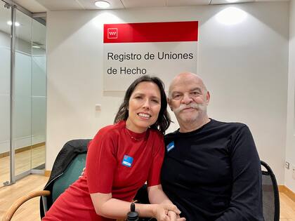 El escritor y periodista Martín Caparrós junto a su esposa, Marta Nebot