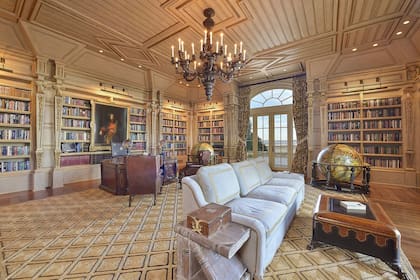 El escritorio de Jeffrey Epstein en Zorro Ranch, con una inmensa biblioteca (foto: realtor.com). Si bien la casa salió a la venta en 27,5 millones de dólares, el político republicano Huffines pagó solo 13,4 millones. Parecida fue la liquidación de la mansión de Epstein en Manhattan, originalmente ofrecida a la venta en 88 millones de dólares, pero finalmente vendida en 51 millones de dólares.