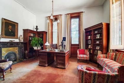 El escritorio de la casa está dotado de mucha luz natural