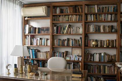 El escritorio de Ladislao José Biró se encuentra intacto. Objetos y mobiliario de época se convierten un viaje en el tiempo y al universo del inventor