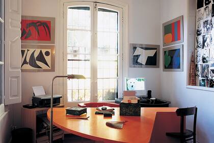 El escritorio de Mimi, directamente vinculado con el comedor formal. Junto a las fotografías en blanco y negro de la artista, el color de los collages de Alexander Calder.