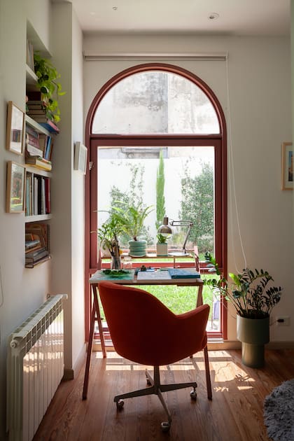 El escritorio, desde adentro. Lámpara articulada 'Pixar' y sillón vintage (Cottolengo Don Orione)