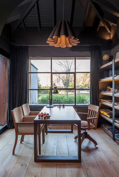 El escritorio es el espacio más privado y de desconexión del resto de la casa, muy bien acustizado gracias al entelado y las cortinas