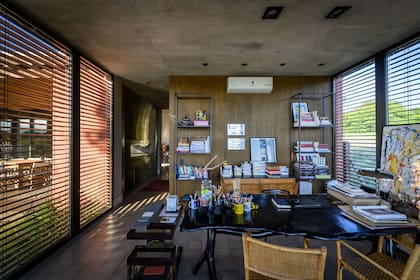 El escritorio es una pieza artesanal con patas de raíz (Renzo Galeano)