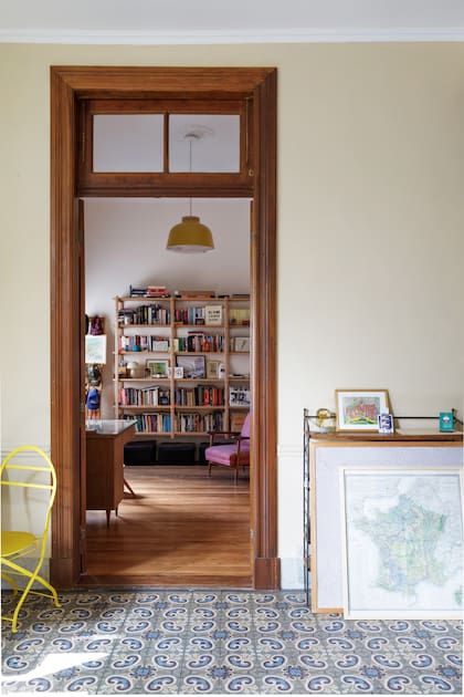 El escritorio principal se ubicó en continuidad con el hall de acceso. Extiende, así, la perspectiva de este sector de ingreso, que conserva intacto su viejo piso calcáreo.