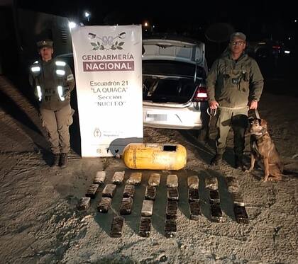 El Escuadrón 21 La Quiaca decomisó casi 25 kilos de marihuana que estaban ocultos en el tubo de gas de un vehículo que embistió a un control de tránsito
