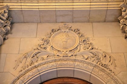 El escudo de armas que viste las paredes del Salón Crystal con ramas de trigo, un guiño a la profesión de Luis Duhau