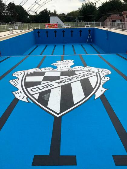 El escudo de Club Mercedes impacta en el fondo de la piscina; la base del proyecto es el sentido de pertenencia