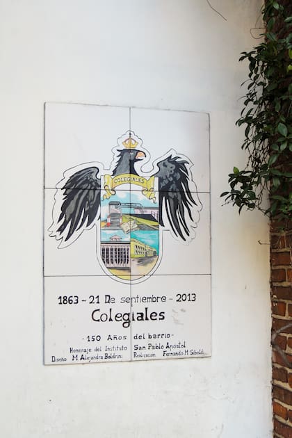 El escudo de Colegiales con estación, los silos y el patronato español