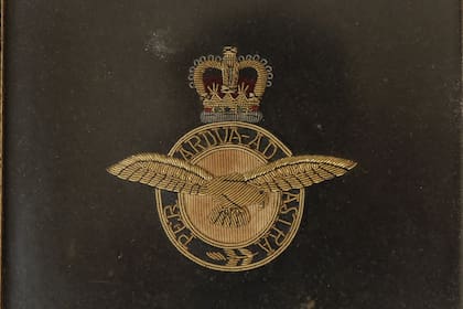 El escudo de la Royal Air Force, presente en la casa de Stanley Coggan