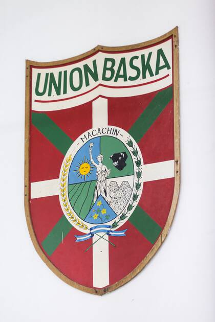 El escudo de la Unión Vasca de Macachín.