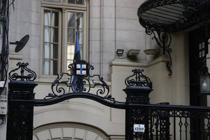 El escudo del tradicional club en el ingreso a la sede Viamonte