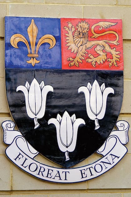 El escudo heráldico de Eton. La frase en latín Floreat Etona, que significa ‘deja que Eton florezca’, es uno de sus lemas.