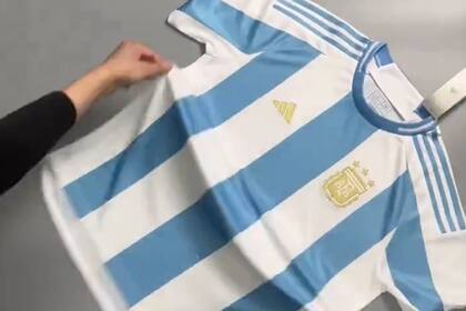 El escudo y el isotipo están en relieve, pero en este caso falta el parche de campeón mundial de fútbol logrado en Qatar.