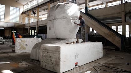 El escultor Andrés Zerneri trabaja en la estructura de telgopor sobre la que se armará la cabeza de la estatua