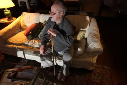 El escultor Carlos García González cuenta su historia en su casa de Mar del Plata