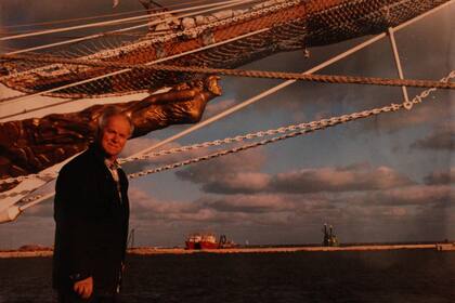 El escultor Carlos García González, junto a la Fragata Libertad