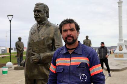 El escultor Miguel Jerónimo Villalba, delante de la estatua de Alfonsín