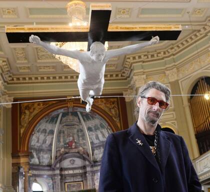 El escultor Nick Reynolds en la inauguración de la estatua del crucifijo de Pete Doherty llamada "Por el amor de Pete" en la iglesia parroquial de St. Marylebone, en 2005