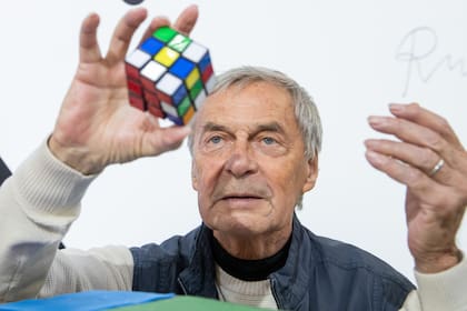 El escultor y profesor de arquitectura húngaro Ernő Rubik con su invento (Foto: DPA)