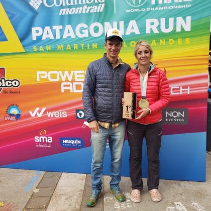El esfuerzo y el compromiso le valieron a Victoria Allen el 1° puesto en su categoría en las 100 millas de Patagonia Run. En la foto, con su marido Claudio, compañero de vida y de entrenamiento y pilar fundamental en su vida.