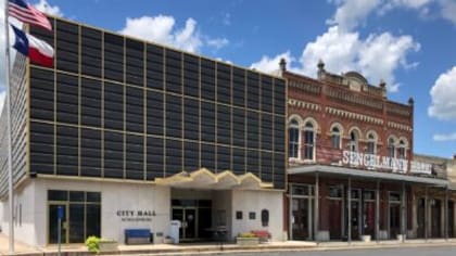 El eslogan de Schulenburg, "a medio camino de todas partes", hace referencia a su ubicación estratégica