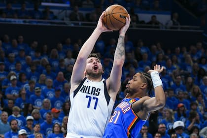 El esloveno Luka Doncic, de los Mavericks de Dallas, salta para encestar ante Aaron Wiggins, del Thunder de Oklahoma City, en el segundo partido de la semifinal de la Conferencia Oeste, el jueves 9 de mayo de 2024 (AP Foto/Kyle Phillips)