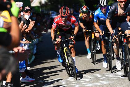 El esloveno Primoz Roglic lleva la camiseta roja de líder de la Vuelta a España; está por ganar por tercera vez la carrera.