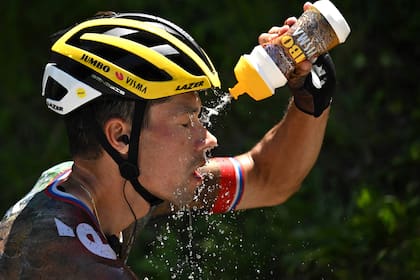 El esloveno Primoz Roglic se refresca durante una de las etapas del Tour de France