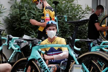 El esloveno Primoz Roglic, uno de los favoritos, con barbijo en la preparación.