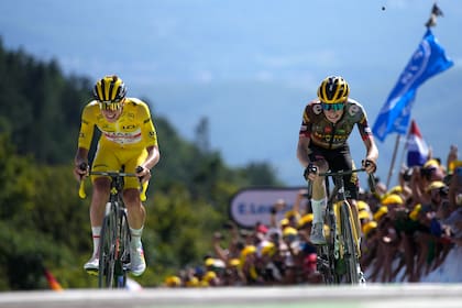 El esloveno Tadej Pogacar y el danés Jonas Vingegaard, dos pesos pesados del espectacular Tour de Francia.