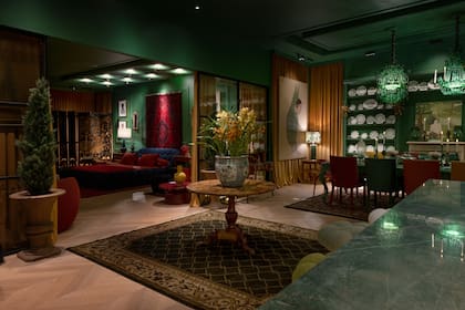 El espacio 19: "Atelier" de Ramiro Arzuaga, Daniela Fiumara y Veronica Biscaysaqu. El proyecto se enmarca en una visión maximalista que despliega una narrativa visual rica, emocional y provocadora.