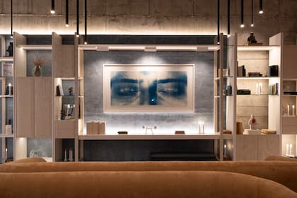 El espacio 22, "Biblioteca", por Pamela Macagno: un ambiente concebido como atelier de lectura en el que la obra construye el espacio y la lectura activa el proceso creativo.